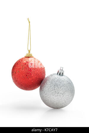 Zwei Weihnachten Kugeln. Rot und Silber. Eine hängende Kabel vor weißem Hintergrund Stockfoto