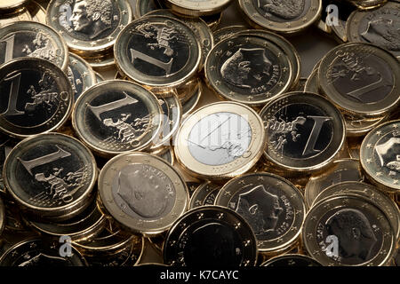 Ein Euro Münze Prominente aus vielen euro Stücke. Stockfoto