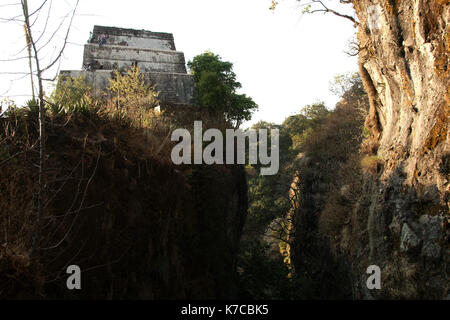 Tepoztlan, Morelos, Mexiko - 2013: Ruinen des Tepozteco Tempels, auf dem Gipfel des Tepozteco Berges. Stockfoto