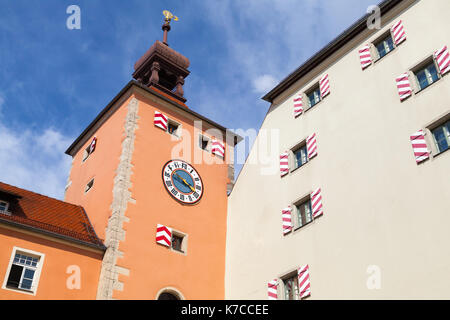 Old Clock Tower, Eingang zur Stadt Regensburg von der Brücke aus Stein. Deutschland Stockfoto