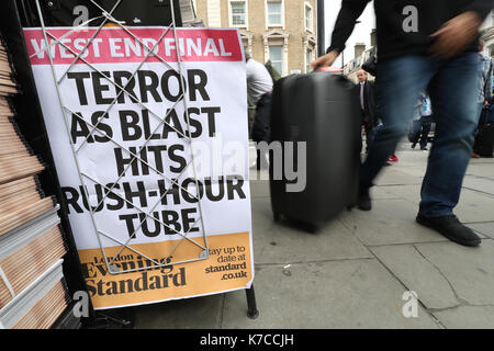 Evening Standard Zeitungen vor der Londoner U-Bahnstation Paddington, nachdem ein Terroranschlag ausgerufen wurde, nachdem durch einen Sprengfall ein "Feuerball" und eine "Flammenwand" durch einen vollgepackten Londoner U-Bahn-Zug geschickt wurden. Stockfoto