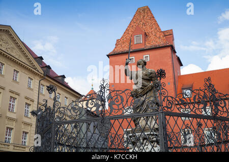 Statue von Lady Gerechtigkeit, Brunnen der Gerechtigkeit, Haidplatz Square. Regensburg, Deutschland Stockfoto