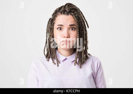 Portrait der kaukasischen Frau, die grimasse ihre Wangen blasen. Stockfoto