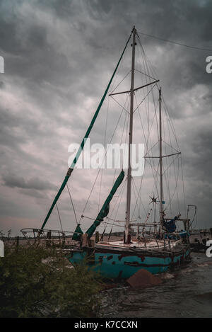 Verlassen Segelboot an klaren See während des Hurrikans Harvey Stockfoto