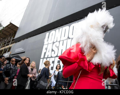 Menschen Warteschlange außerhalb der BFC zeigen Zeigen während der London Fashion Week SS 18. PRESS ASSOCIATION. Bild Datum: Freitag, September 15, 2017. Photo Credit: Isabel Infantes/PA-Kabel Stockfoto