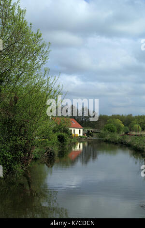 Blick auf die Weißen Haus entlang der Wasserstraße in La Grange finden Nature Reserve an Clairmarais in der Nähe von St Omer, Pas-de-Calais, Ile de France, Frankreich Stockfoto