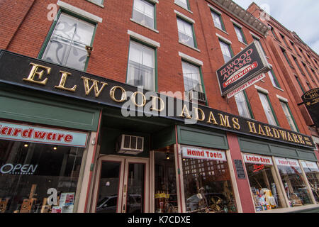 Elwood Adams Hardware Store, Worcester, MA - die älteste Hardware Speicher im Land schließt. Stockfoto