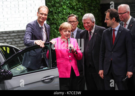 Frankfurt, Deutschland. September 2017. Internationale Automobil-Ausstellung 2017, Eröffnungsgang mit Bundeskanzlerin Angela Merkel, hier am Opel-Stand: Michael Lohscheller (Opel-Chef), Angela Merkel, Matthias Wissmann (Präsident des Verbandes der Automobilindustrie, VDA), Volker Bouffier (Ministerpräsident von Hessen), Philippe de Rovira (Finanzvorstand Opel), Thomas Schäfer (Finanzminister des Landes Hessen). Quelle: Christian Lademann Stockfoto