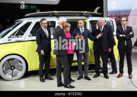 Frankfurt, Deutschland. September 2017. Internationale Automobil-Ausstellung 2017, Eröffnungsgang mit Bundeskanzlerin Angela Merkel, hier am Volkswagen Stand: Matthias Wissmann (Präsident des Verbandes der Automobilindustrie, VDA), Matthias Müller (VW-Vorstandsvorsitzender), Angela Merkel, Dr. Herbert Diess (Vorsitzender des Vorstands der Marke Volkswagen Pkw), Volker Bouffier (Ministerpräsident Hessen), Alexander Dobrindt (Bundesminister für Verkehr und digitale Infrastruktur). Bild: Christian Lademan Stockfoto