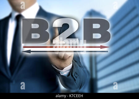 B2B-Touchscreen ist der Geschäftsmann betrieben. Stockfoto