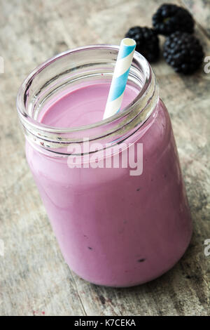 Gesunde black Smoothie in Glas auf hölzernen Tisch Stockfoto