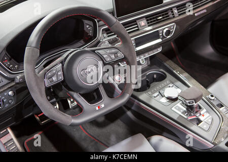Frankfurt, Deutschland. September 2017. Internationale Automobil-Ausstellung 2017: Cockpit des Audi S5. Quelle: Christian Lademann Stockfoto