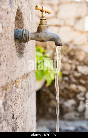 Altes rostiges Wasser am Brunnen tippen Stockfoto