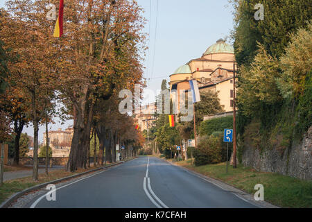 Bergamo, Italien. Die Alte Stadt. Eine der schönen Stadt in Italien. Der von Bäumen gesäumte Allee entlang der venezianischen Mauern Stockfoto