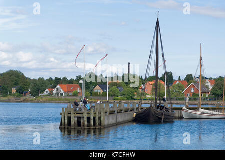 Roskilde, Dänemark - August 01, 2015: Nachbildung der alten Boot und Besucher außerhalb des Vicking Schiff Museum Stockfoto