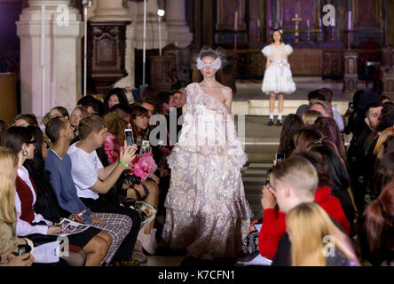 Modelle auf dem Laufsteg während der Ryan LO mit Hailey Baldwin an der London Fashion Week SS 18 zeigen Gehalten an St-Grab-ohne-Newgate Kirche, London. PRESS ASSOCIATION. Bild Datum: Freitag, September 15, 2017. Photo Credit: Isabel Infantes/PA-Kabel Stockfoto