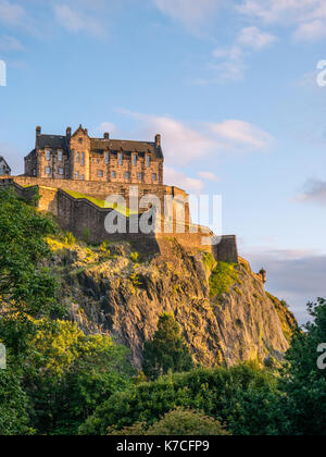 Sonnenuntergang, Edinburgh Castle, gesehen von der Princes Street Gardens und Edinburgh Castle, Castle Rock, Edinburgh, Schottland, UK, GB. Stockfoto