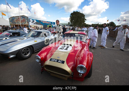 1964 AC Cobra im Montagebereich Goodwood Revival 2017 Konferenz, Goodwood Rennstrecke, West Sussex, England, Großbritannien Stockfoto