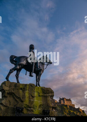 Sonnenuntergang, die Royal Scots Greys Denkmal, mit Edinburgh im Hintergrund das Schloss, Altstadt, Edinburgh, Schottland, UK, GB. Stockfoto