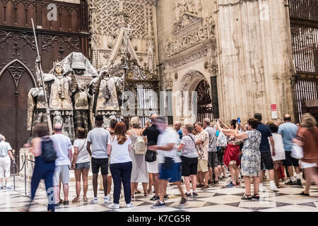 Grab von Cristobal Colon der Kathedrale von Sevilla, vor der Tür des Fürsten oder San Cristobal, Andalusien, Spanien Stockfoto