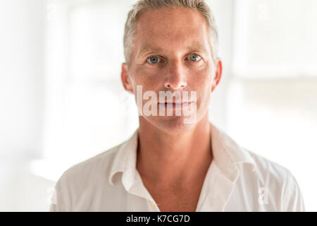 Porträt der attraktive 40-jährige Mann Stockfoto