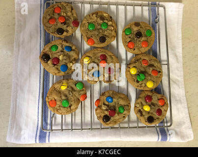 Cookies Kühlung in einem Rack Luftaufnahme Stockfoto