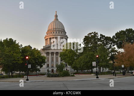 SEPTEMBER 12, 2017 - MADISON, WISCONSIN: Der Hauptstadt Gebäude in Madison, Wisconsin, unter einem blauen Himmel am 12. September 2017 Stockfoto