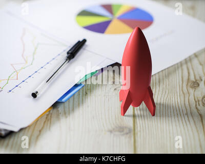 Rocket Modell auf dem Schreibtisch mit Kreisdiagramm Stockfoto