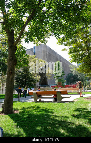 Statue von Sir Winston Churchill an der Toronto City Hall auf der Nathan Philips Platz in Toronto, Ontario, Kanada Stockfoto