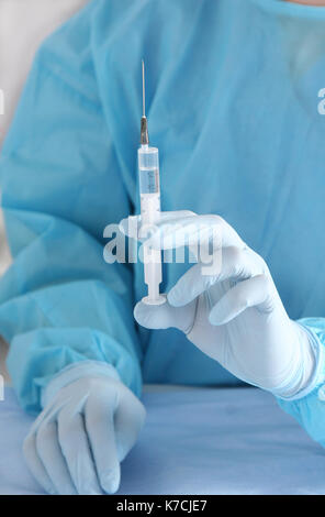 Gesundheit der Arbeitnehmer wählt den Impfstoff in eine Spritze Stockfoto