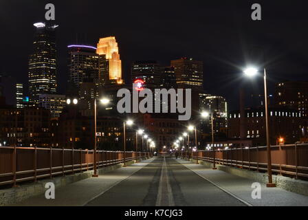 SEPTEMBER 5, 2017 - Minneapolis, MN: Minneapolis City Skyline bei Nacht von der Oberseite des Steinbogenbrücke mit keine Personen in Minneapolis gesehen, Stockfoto