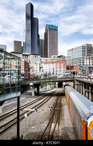 SEATTLE - April 9, 2017: Stadtbild, die Skyline und ein Zug in die Great Northern Tunnel, gebaut 1905, das - Meile Doppel verfolgt Eisenbahntunnel Stockfoto