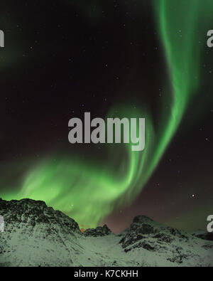 Aurora Borealis, das Nordlicht über Tromsoe in Nordnorwegen. Grün starkes Licht und eine fantastische Show während der Nacht. Stockfoto