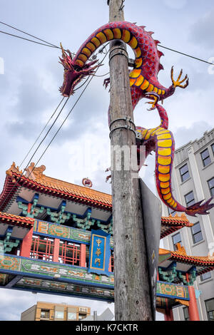 Seattle farbenfrohe Chinatown Dragon Gate und markieren Sie den westlichen Eingang zu Chinatown und das Internationale Viertel. Stockfoto