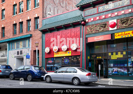 SEATTLE - August 8, 2016: Chinatown Straße im internationalen Viertel. Unternehmen schließen einen Markt, Restaurant, Music Hall und Apartment buildi Stockfoto