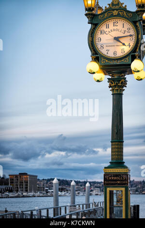 SEATTLE, WA - Dez. 4, 2016: Juweliere der Uhr des historischen Carroll mit Blick auf den Union See Hafen, mit Aussicht über das Wasser. Die Stockfoto