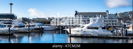 SEATTLE - Dez. 4, 2016: Space Needle, Lake Union Yacht Hafen und das Museum der Geschichte und Industrie. Banner Format, Weitwinkel. Kopieren Sie Platz. Stockfoto