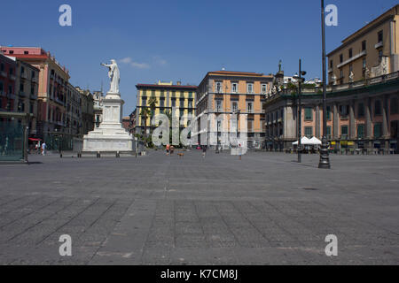 Neapel, Italien, 10. August 2014: Piazza Dante, einem großen öffentlichen Platz benannt nach dem Dichter Dante Alighieri. Der Platz wird von einem Gebäude aus dem 19. Jahrhundert dominiert. sta Stockfoto