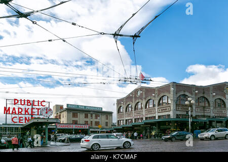 SEATTLE - Oct 27, 2013: Elektrische Kabel für den obus System der Stadt Criss Cross Overhead bei der Ikonischen Pike Place Public Market. Die Trolleybusse d Stockfoto