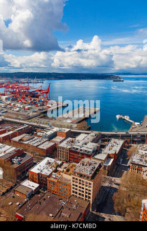 SEATTLE - 5. April: Ein Blick auf den Hafen und ein Containerhafen in Seattle, WA am 5. April 2012. Der Hafen von Seattle sagt, dass es $1,2 Bill investiert hat. Stockfoto