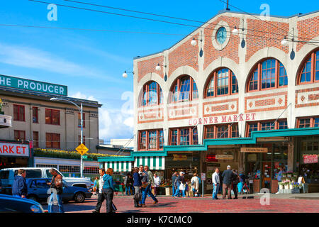 SEATTLE - 6. April: Die Ecke am Pike Place Market in Seattle, WA am 6. April 2012. Das historische Gebäude ist Teil des Pike Place Market, einer der o Stockfoto