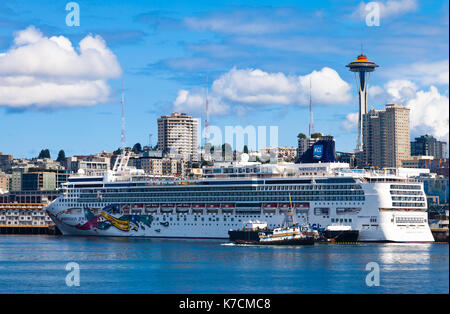 SEATTLE - 21. Juli: Norwegian Cruise Line Schiff in Seattle, WA angedockt am 21. Juli 2012. Der Hafen von Seattle protokolliert einen Datensatz 933,900 Passagiere in 2012, Br Stockfoto