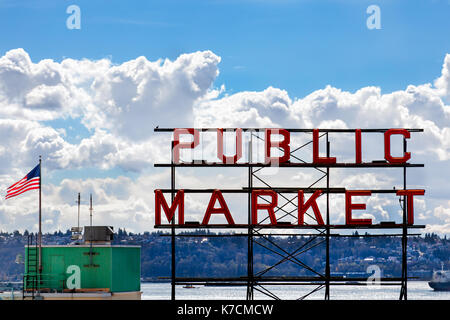 SEATTLE - 6. April: Der rote Neon öffentlichen Markt Zeichen über dem berühmten Pike Place Market in Seattle, WA am 6. April 2012. Der Markt ist eine der ältesten p Stockfoto