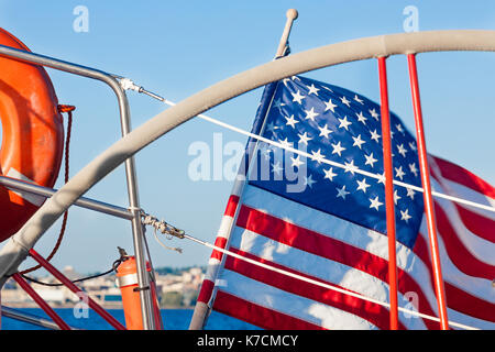 Segelboot Lenkrad und die amerikanische Flagge in der Nähe auf dem Wasser Stockfoto