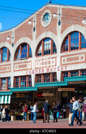 SEATTLE - 6. April: Die Ecke Pike Place Market in Seattle, WA am 6. April 2012. Das historische Gebäude ist ein Eckpfeiler des Pike Place Market, einem der Stockfoto