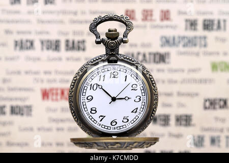 Antike Taschenuhr auf alte Brief Hintergrund Stockfoto