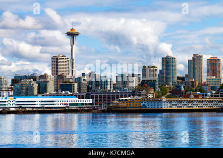 Seattle Waterfront und die Skyline von der Bucht aus gesehen. Space Needle ragt über Gebäude Stockfoto