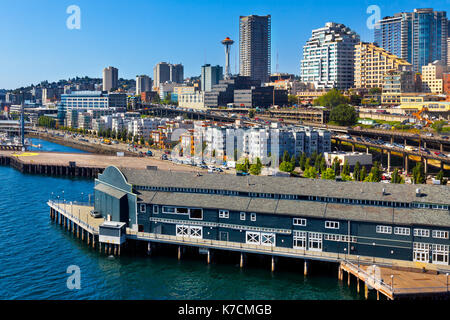 Seattle Antenne mit Blick aufs Wasser. Aquarium, Space Needle, Eigentumswohnungen, Piers, Double Decker Highway, Wolkenkratzer. Stockfoto