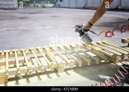 Arbeitnehmer spritzen Kfz-Teile in den Begriff der Arbeit der verarbeitenden Industrie. Stockfoto