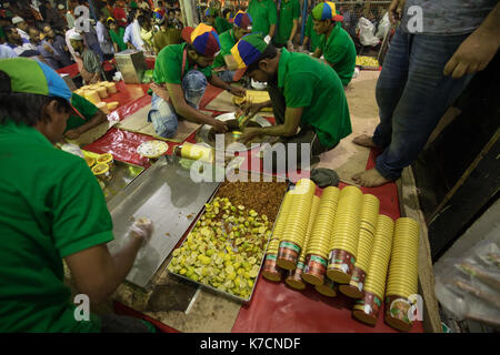 Personal Verpackung Haleem in Kunststoffbehältern für den Verkauf in Hyderabad, Indien. haleem ist ein Eintopf aus Fleisch, Linsen und lbs Weizen Stockfoto